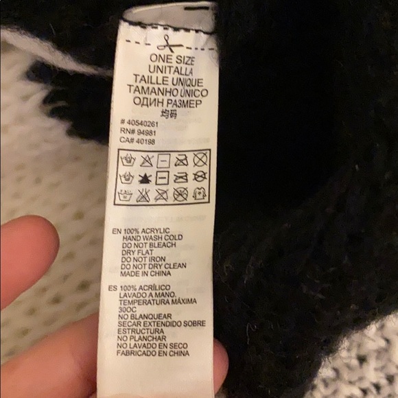 Black and White Circle Scarf! - Picture 5 of 5